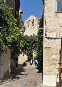 Street up to the church of Le castellet